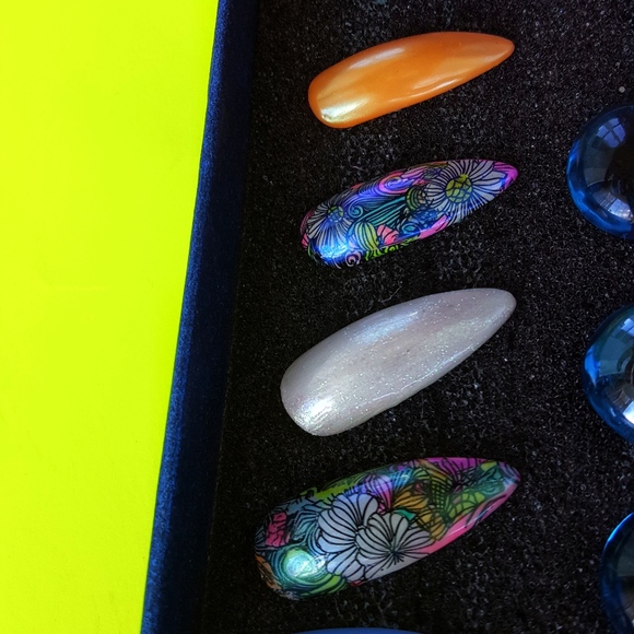 "FLORA" Floral Press-On Nails * Full Set* - Picture 4 of 6